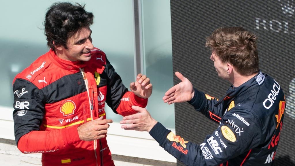 Sainz y Verstappen hablan de la persecución final, en el podio de Canadá 2022.