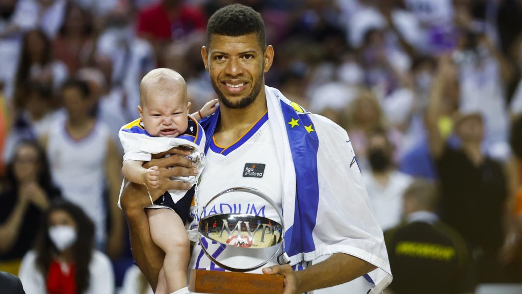 Tavares posa con su hijo Samuel y con el trofeo de MVP de la final tras conquistar la Liga Endesa con el Real Madrid.