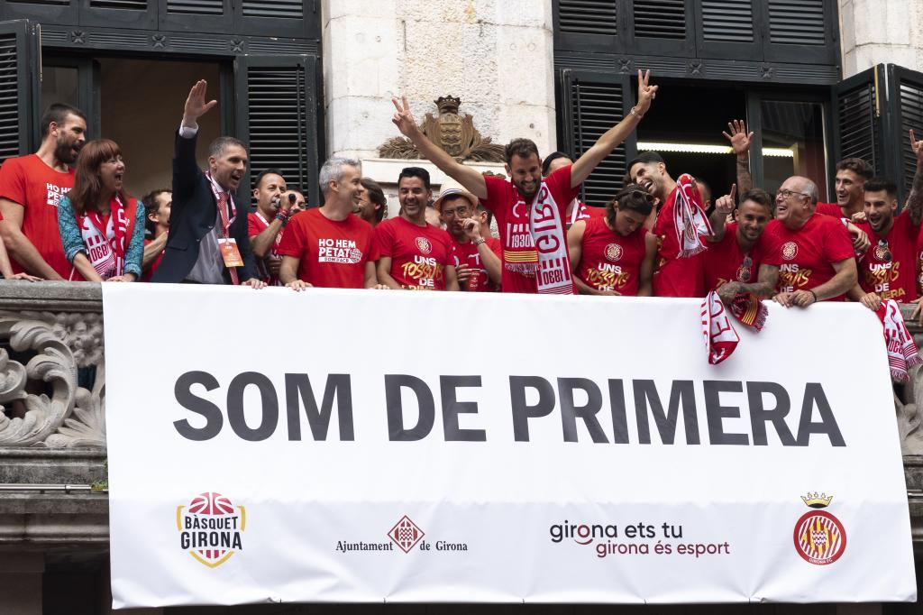 Con el cartel "Somos de Primera" junto a los castellers.