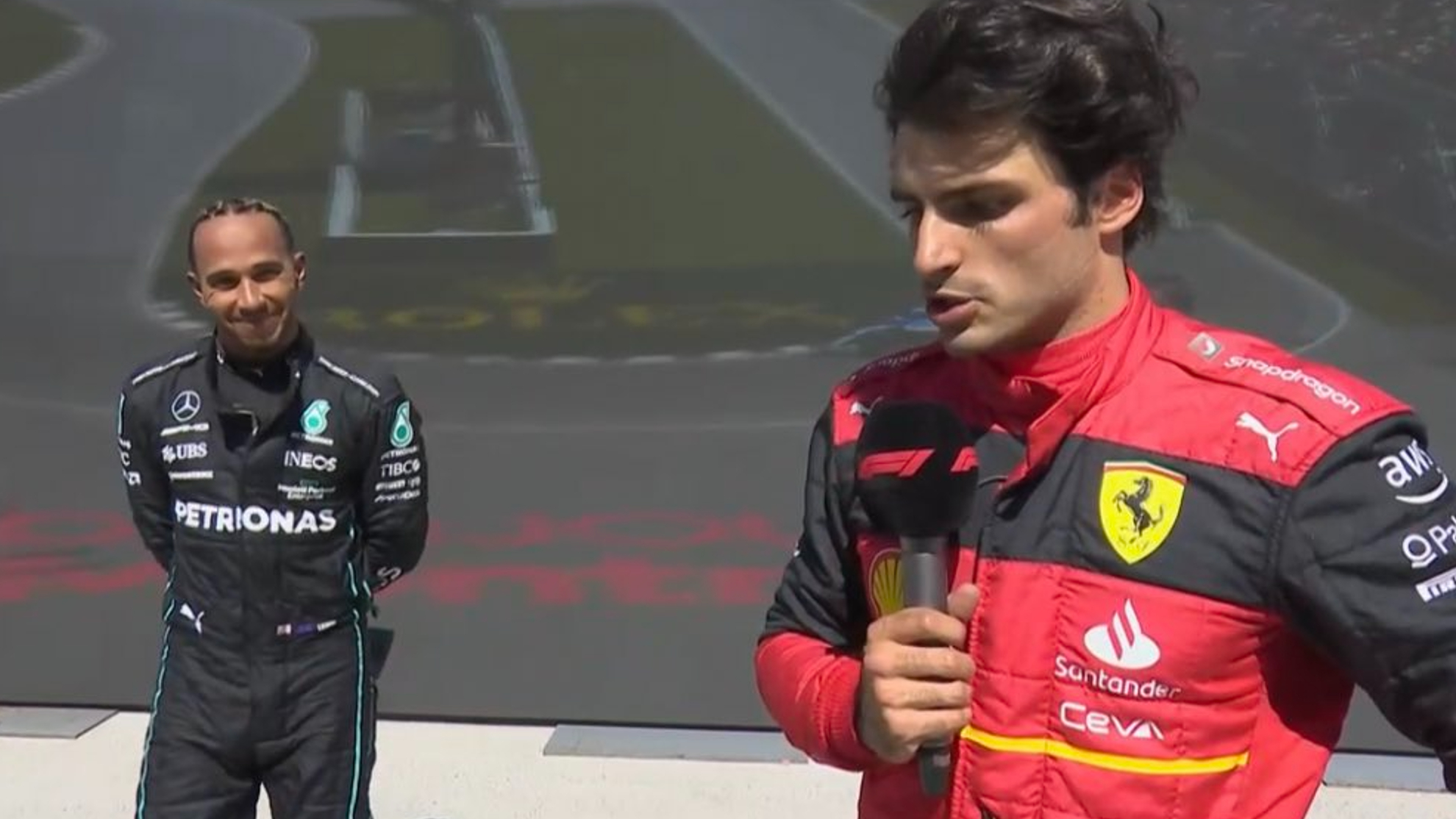 Sainz ofrece sus impresiones tras el GP de Canadá delante de Hamilton.