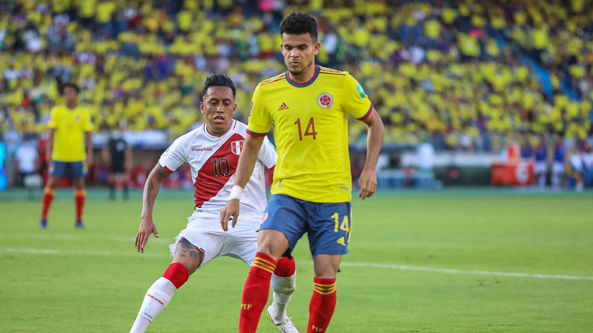 Luis Díaz y Cristian Cueba durante un Colombia-Perú.