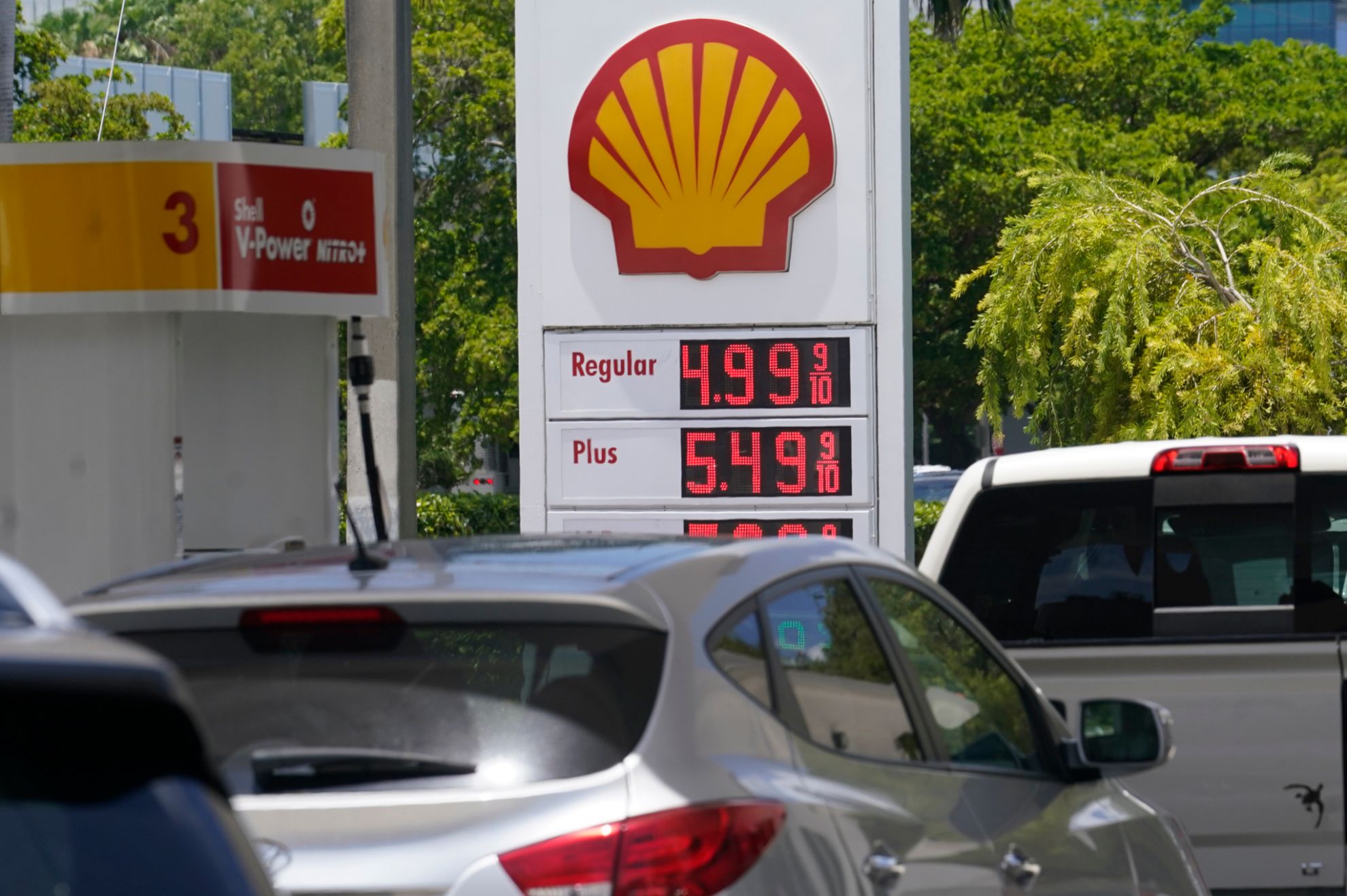 Los precios del galón en EE.UU. han superado los 5 dólares... y podrían superar también los 6.