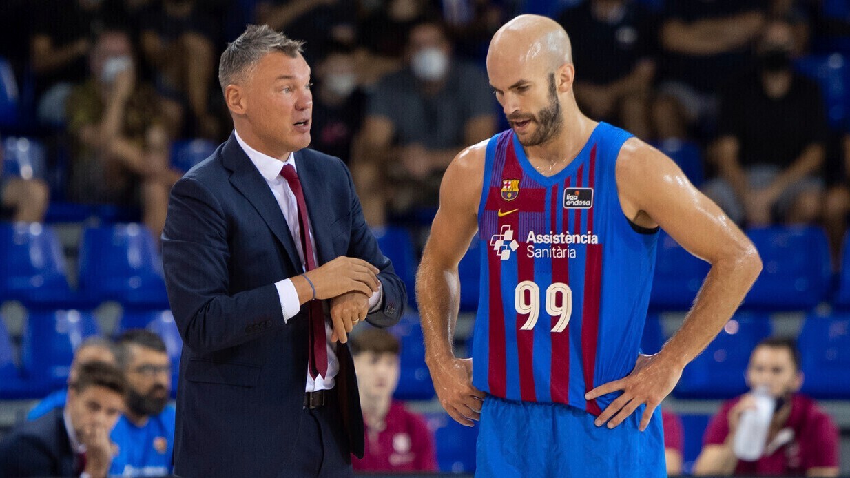 Sarunas Jasikevicius conversa con Nick Calathes durante un partido del Barcelona.