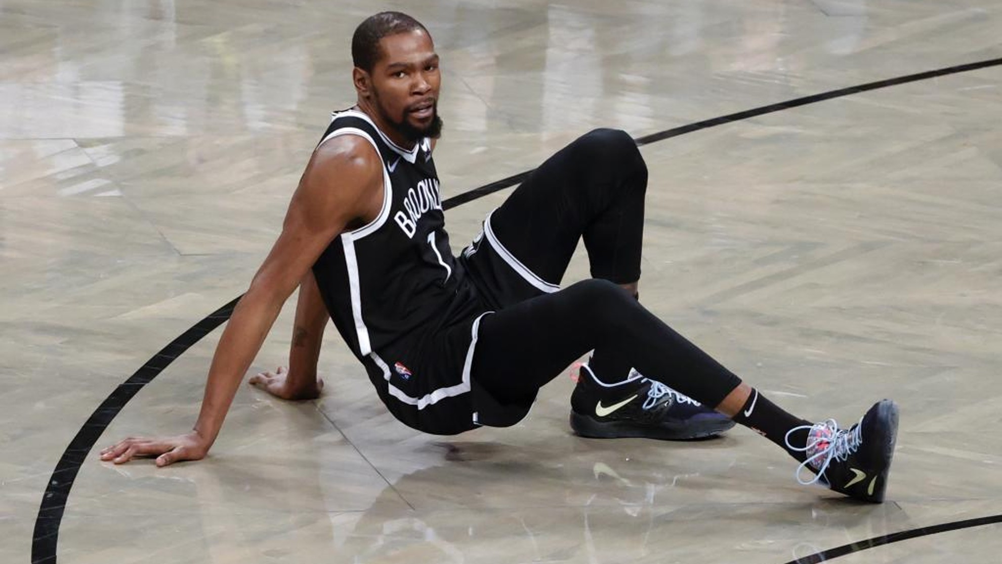 Durant, en el suelo, durante un partido de los pasados Playoffs ante los Celtics.