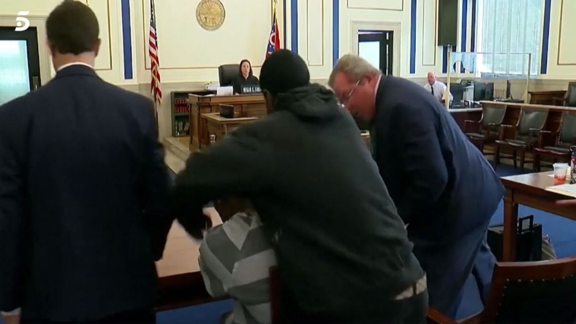 Padre golpea al asesino de su hijo durante juicio 