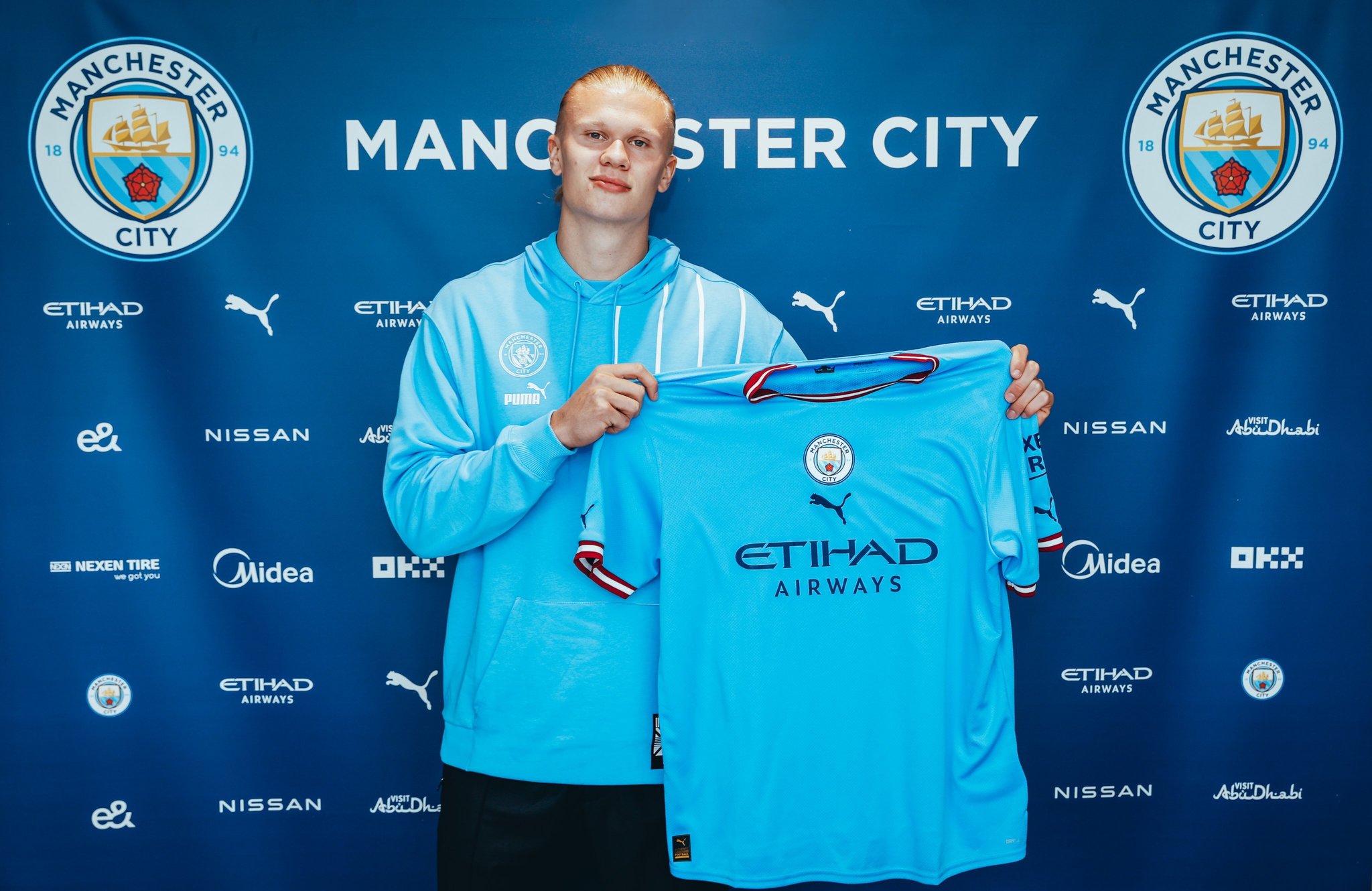Erling Haaland (21) posando con la camiseta del Manchester City