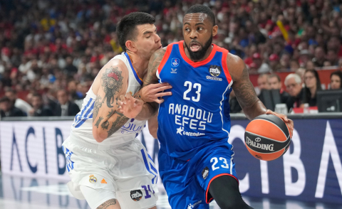 James Anderson tries to get past Gabriel Deck's defense during the EuroLeague final.