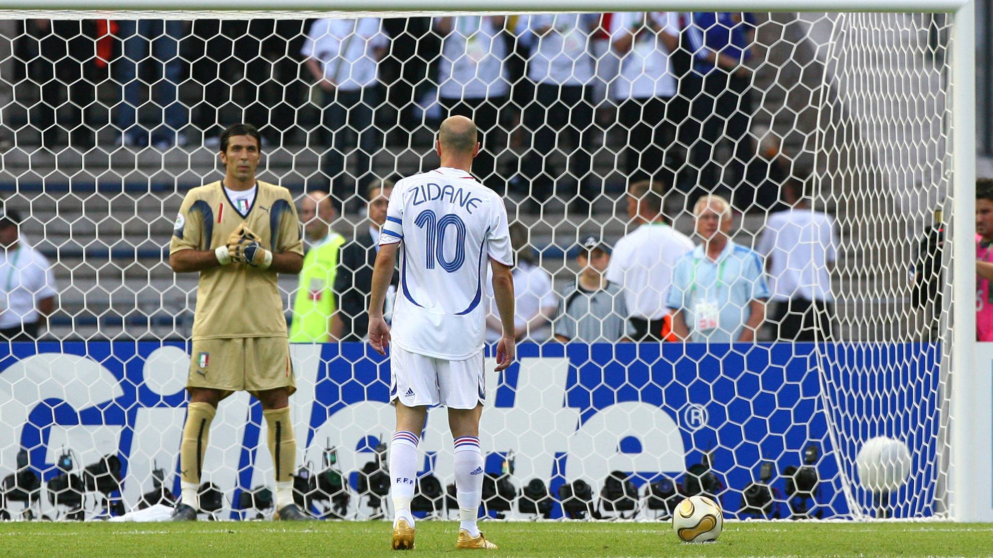 Zidane se prepara para lanzar el penalti en la final del Mundial 2006