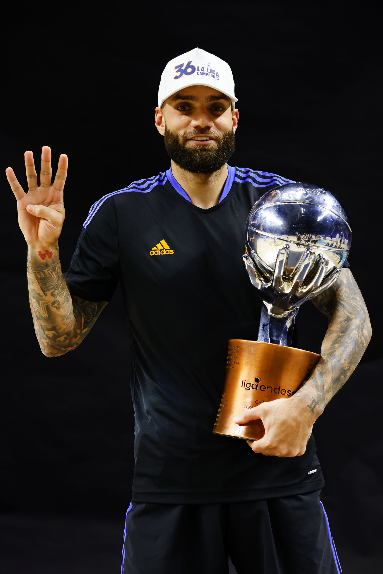 Jeffery Taylor, with the Endesa League trophy recently won by Real Madrid.