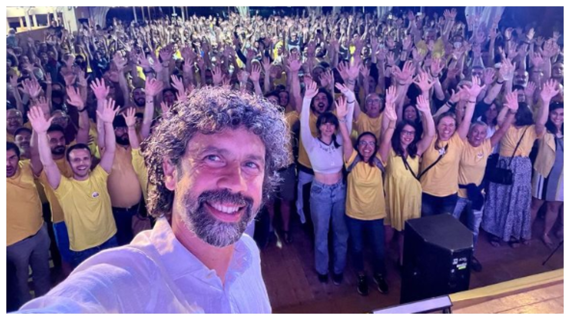 Damiano Tommasi se hace un 'selfie' en el cierre de su campaña electoral.
