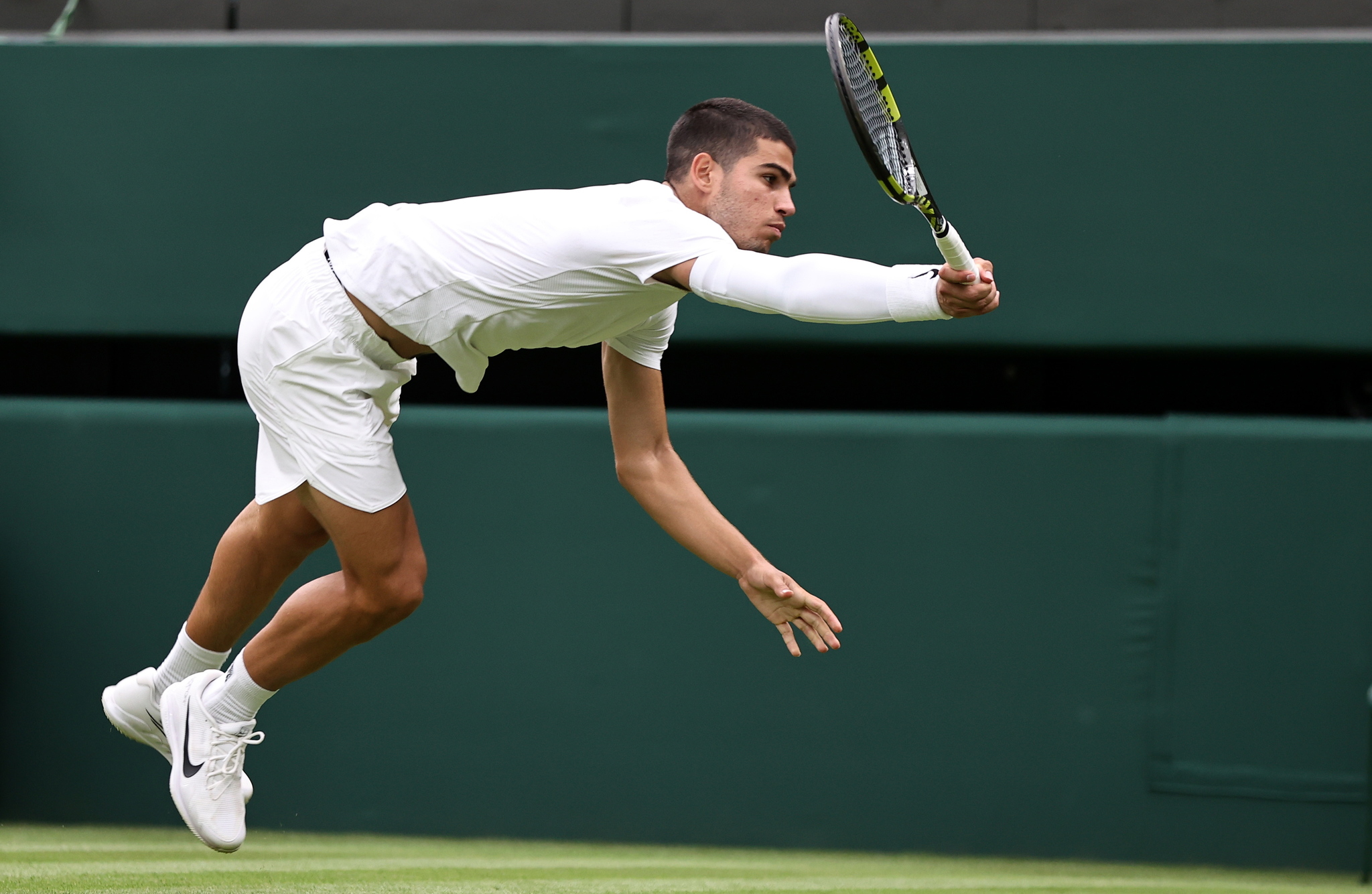 Wimbledon (United Kingdom), 27/06/2022.- Carlos  lt;HIT gt;Alcaraz lt;/HIT gt; of Spain in action in the men's first round match against Jan-Lennard Struff of Germany at the Wimbledon Championships, in Wimbledon, Britain, 27 June 2022. (Tenis, Alemania, España, Reino Unido) EFE/EPA/KIERAN GALVIN EDITORIAL USE ONLY