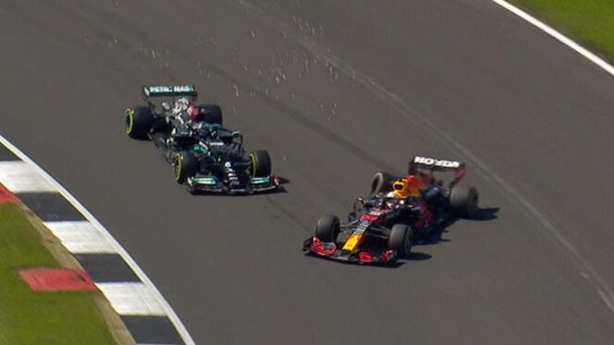 Hamilton choca con Verstappen en Silverstone.