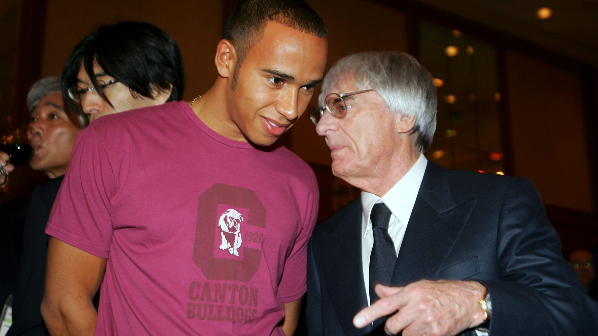 Ecclestone habla con Hamilton, en una imagen de 2007.