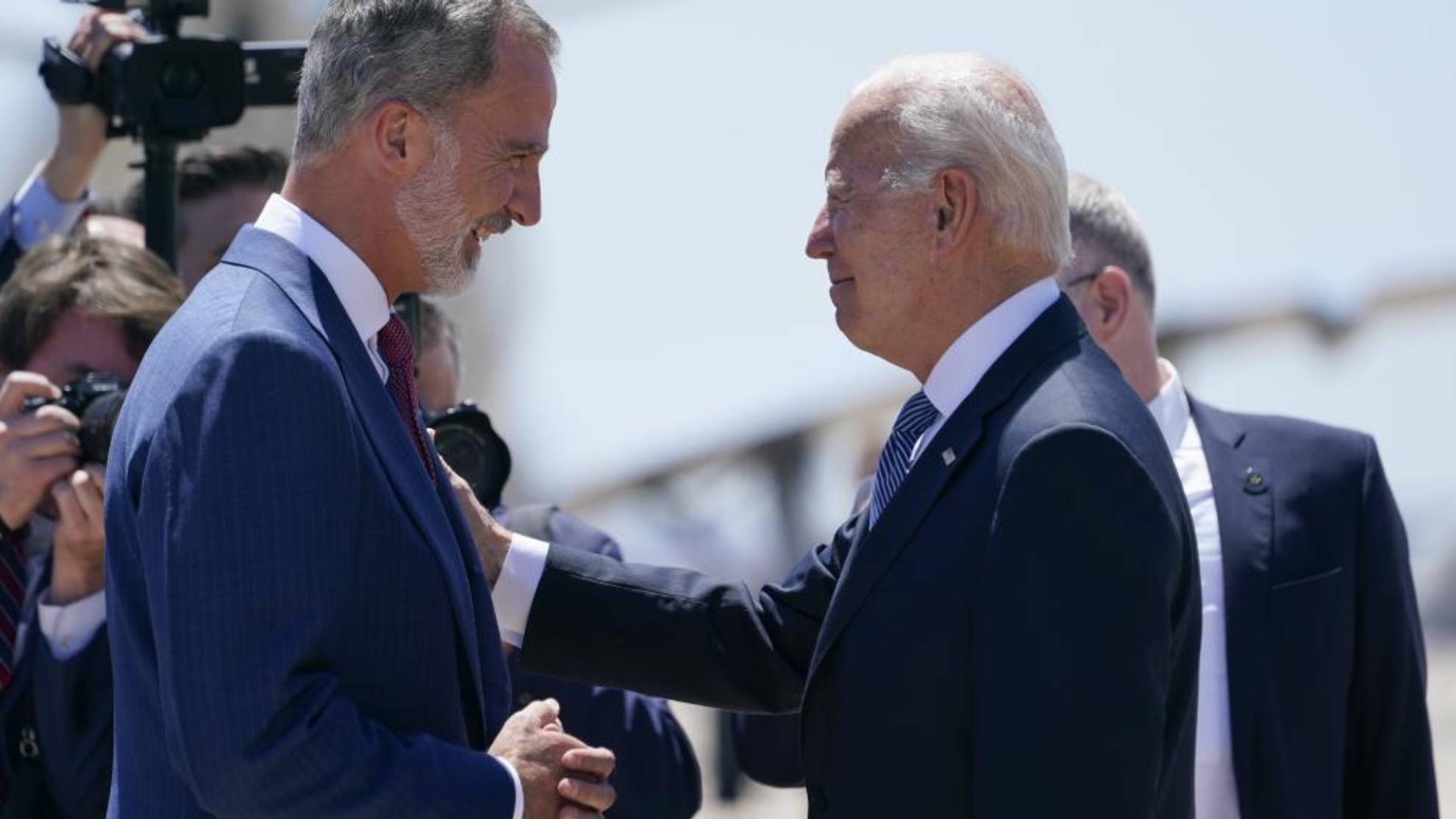 El rey Felipe VI saluda al presidente de EE.UU., Joe Biden, a su llegada a Madrid