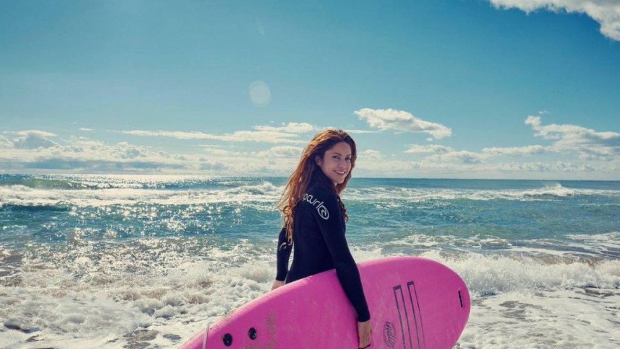 Shakira trata de superar su ruptura con Piqué haciendo surf