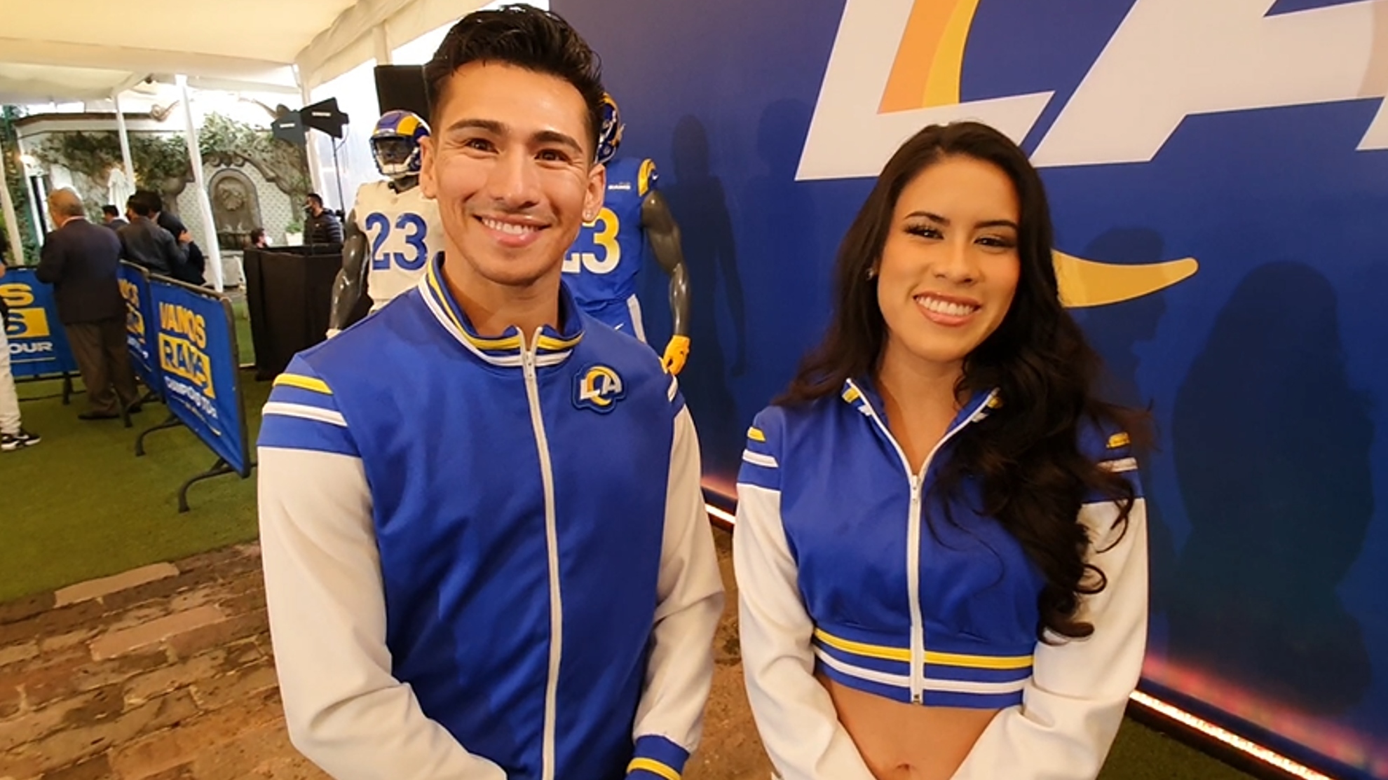 Eswinn y Yalissa, los latinos que forman parte del equipo de porristas de los Rams.