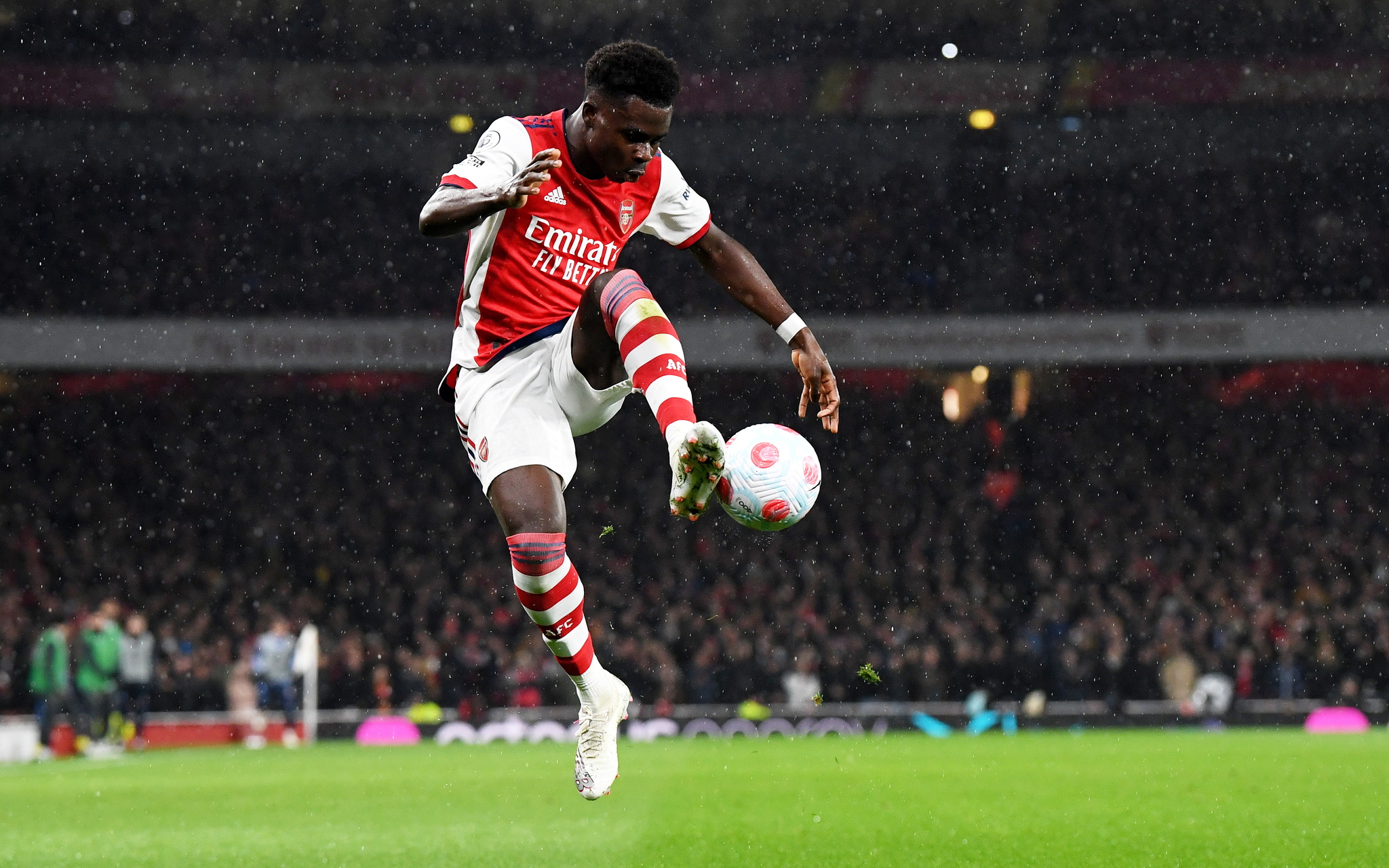 Bukayo Saka controla un balón con el Arsenal.