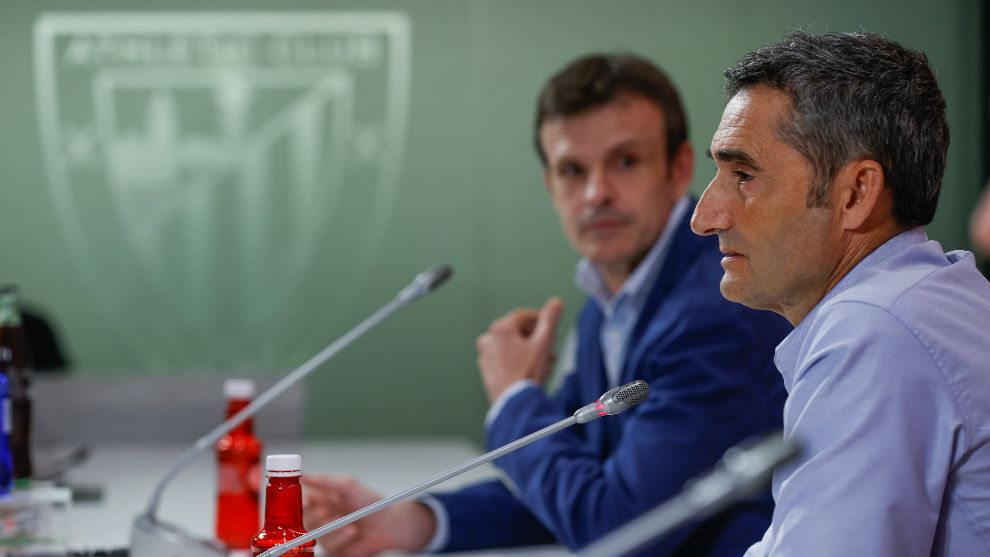 Uriarte atiende las explicaciones de Valverde durante la rueda de prensa.