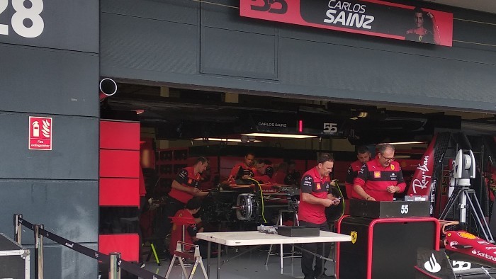 Los mecánicos de Sainz cambian el chasis en Silverstone.
