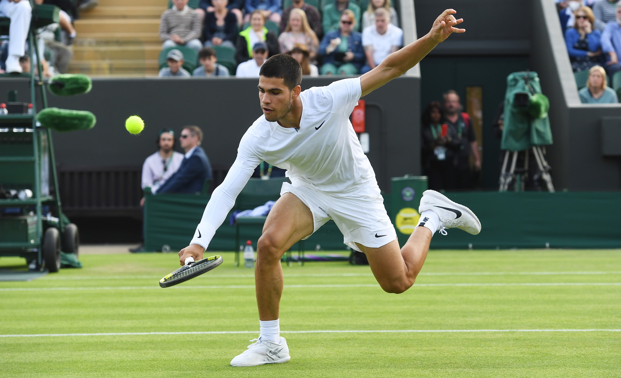 Wimbledon (United Kingdom), 29/06/2022.- Carlos  lt;HIT gt;Alcaraz lt;/HIT gt; of Spain in action in the men's second round match against Tallon Griekspoor of the Netherlands at the Wimbledon Championships, in Wimbledon, Britain, 29 June 2022. (Tenis, Países Bajos; Holanda, España, Reino Unido) EFE/EPA/ANDY RAIN EDITORIAL USE ONLY
