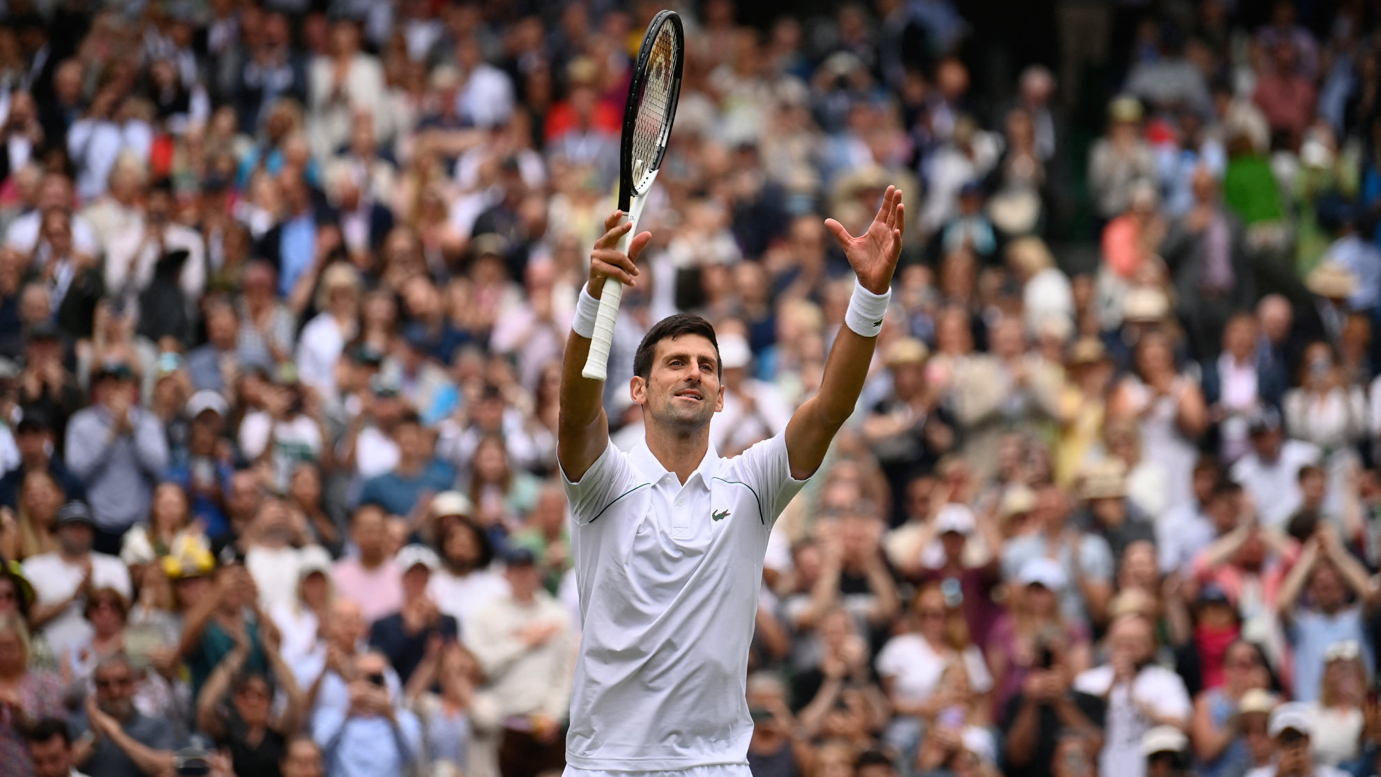 Novak Djokovic festeja su victoria sobre Miomir Kecmanovic en Wimbledon 2022.