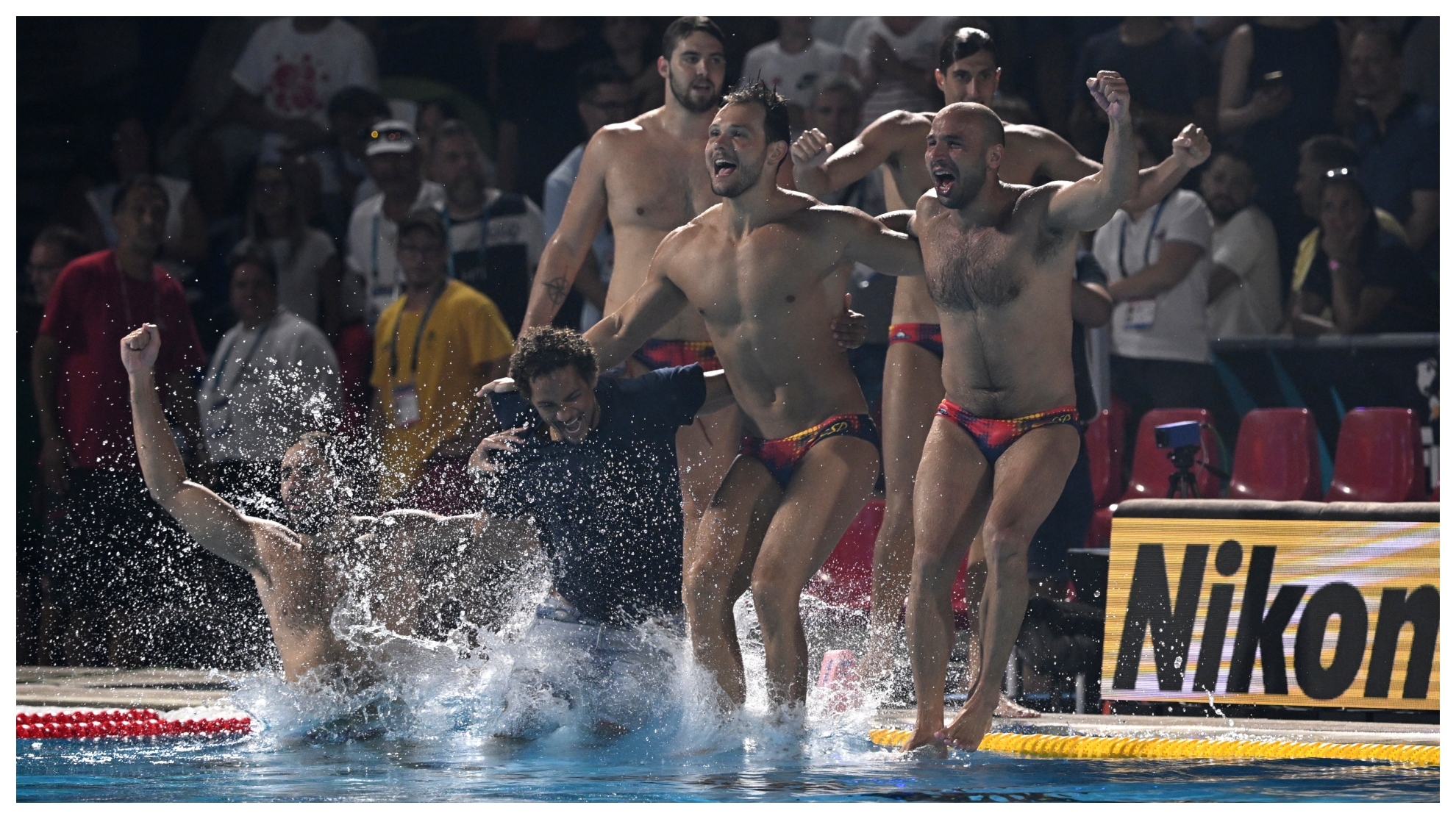 Los jugadores españoles se arrojan al agua celebrando su victoria