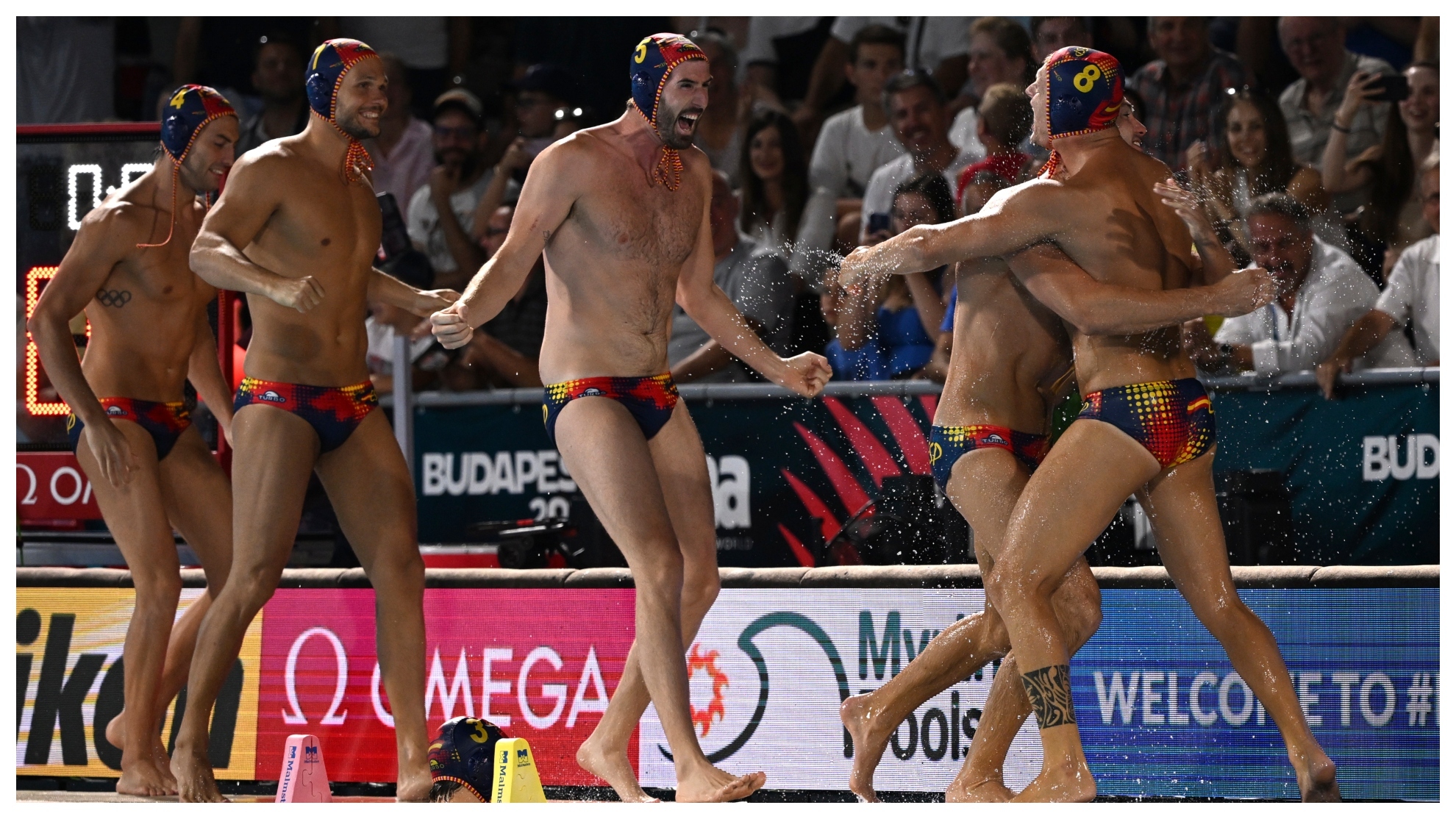 Los jugadores españoles celebrando la parada que les dio el oro en la final