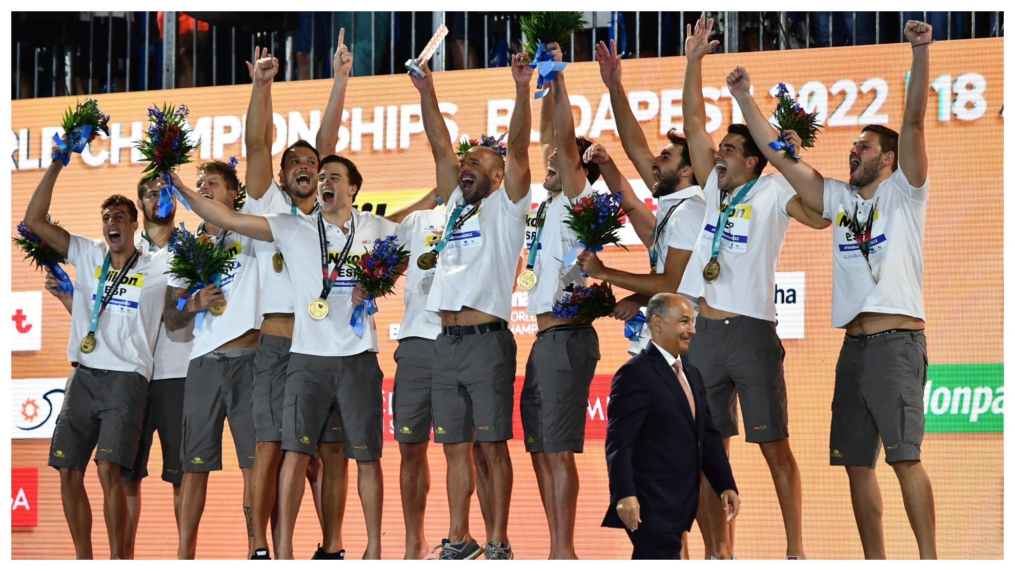 Lso jugadores españoles tras recibir sus medallas de oro