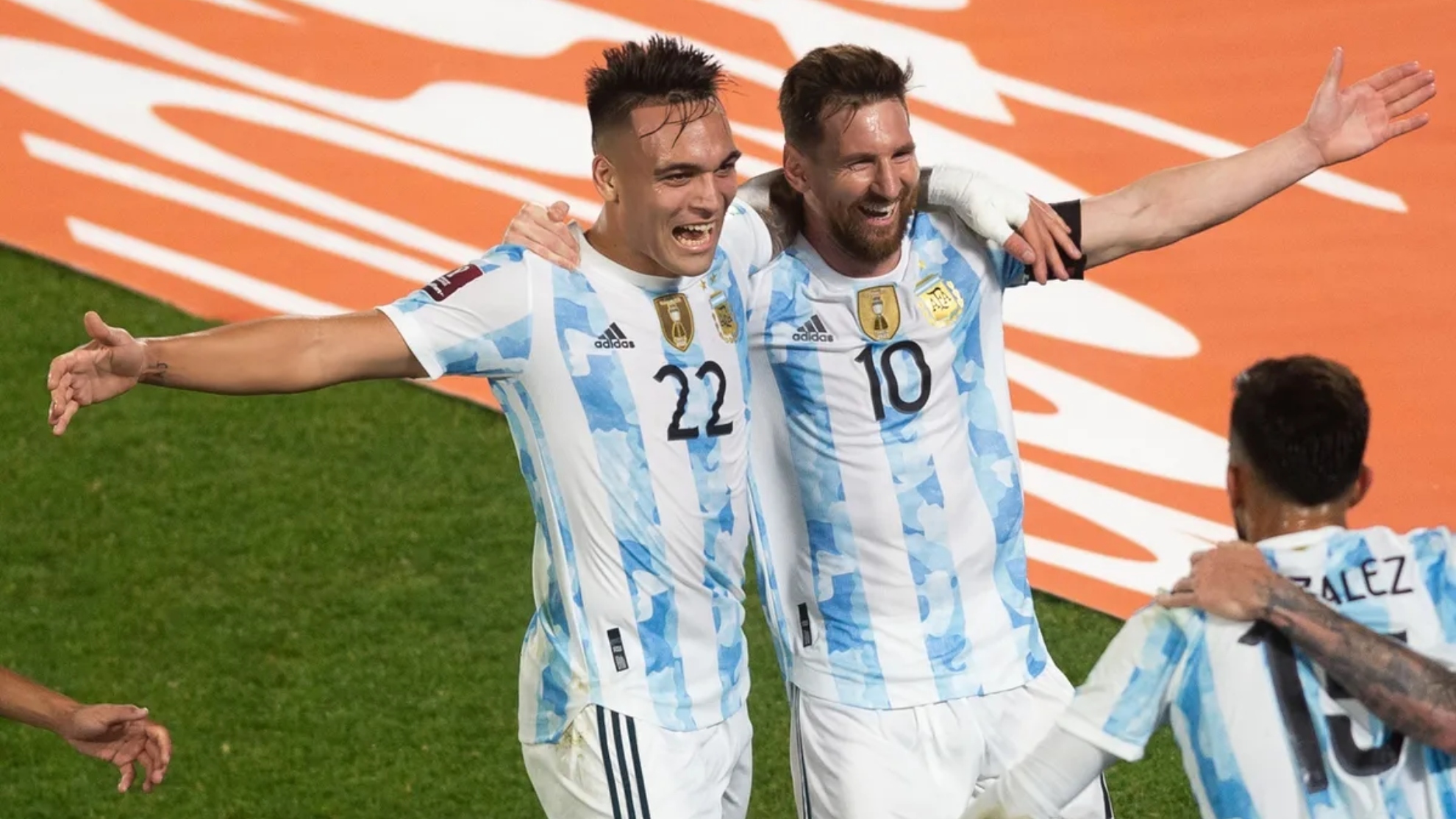Messi y Lautaro Martínez celebran un gol con la Albiceleste.