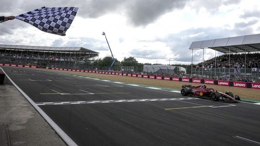 Carlos Sainz cruza la meta como ganador del GP de Gran Bretaña 2022.