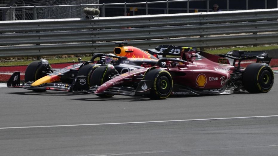 Sainz aguanta el envite de Verstappen en la segunda salida del GP de Gran Bretaña 2022.