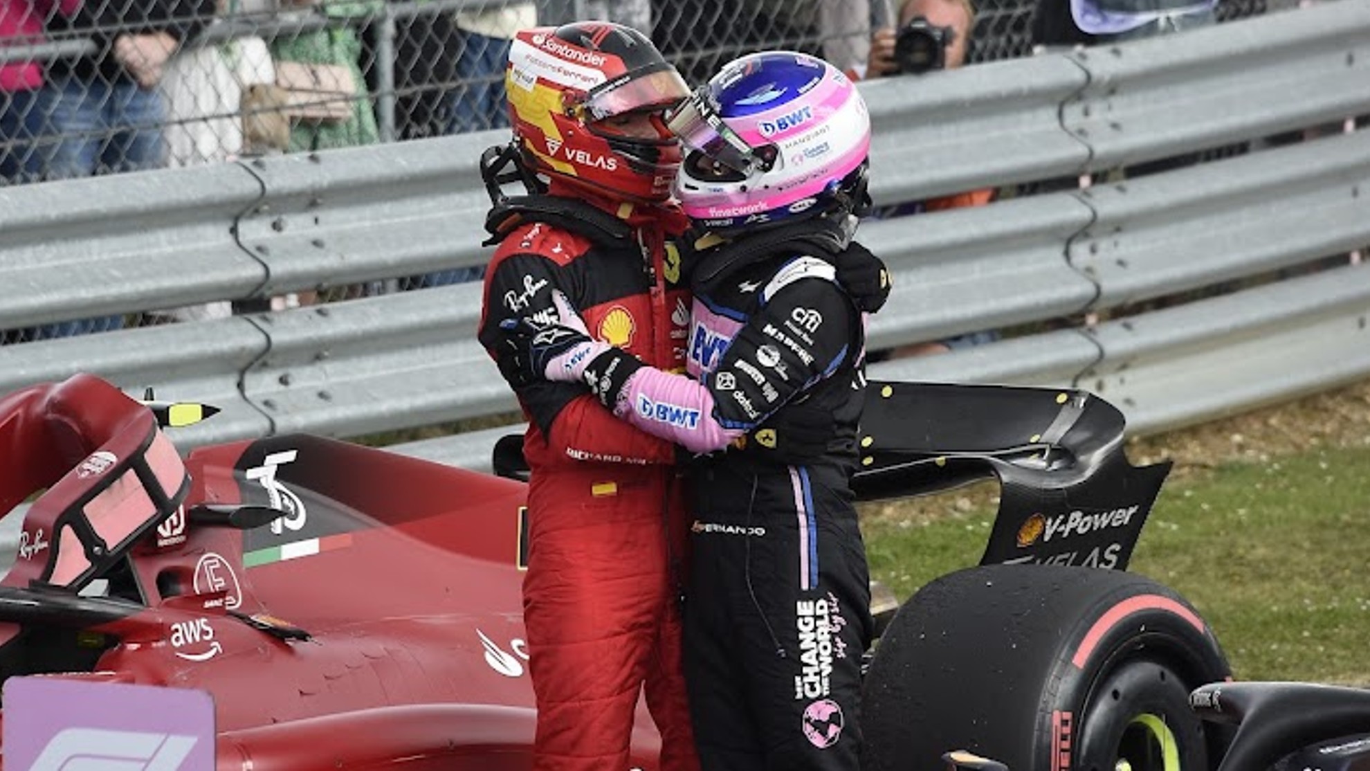 El abrazo entre Carlos Sainz y Fernando Alonso al acabar la carrera