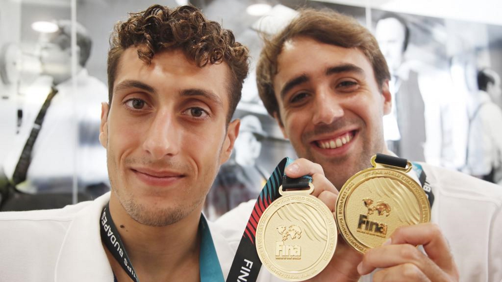 Unai Aguirre y Marc Larumbe posan con la medalla de oro de Budapest.