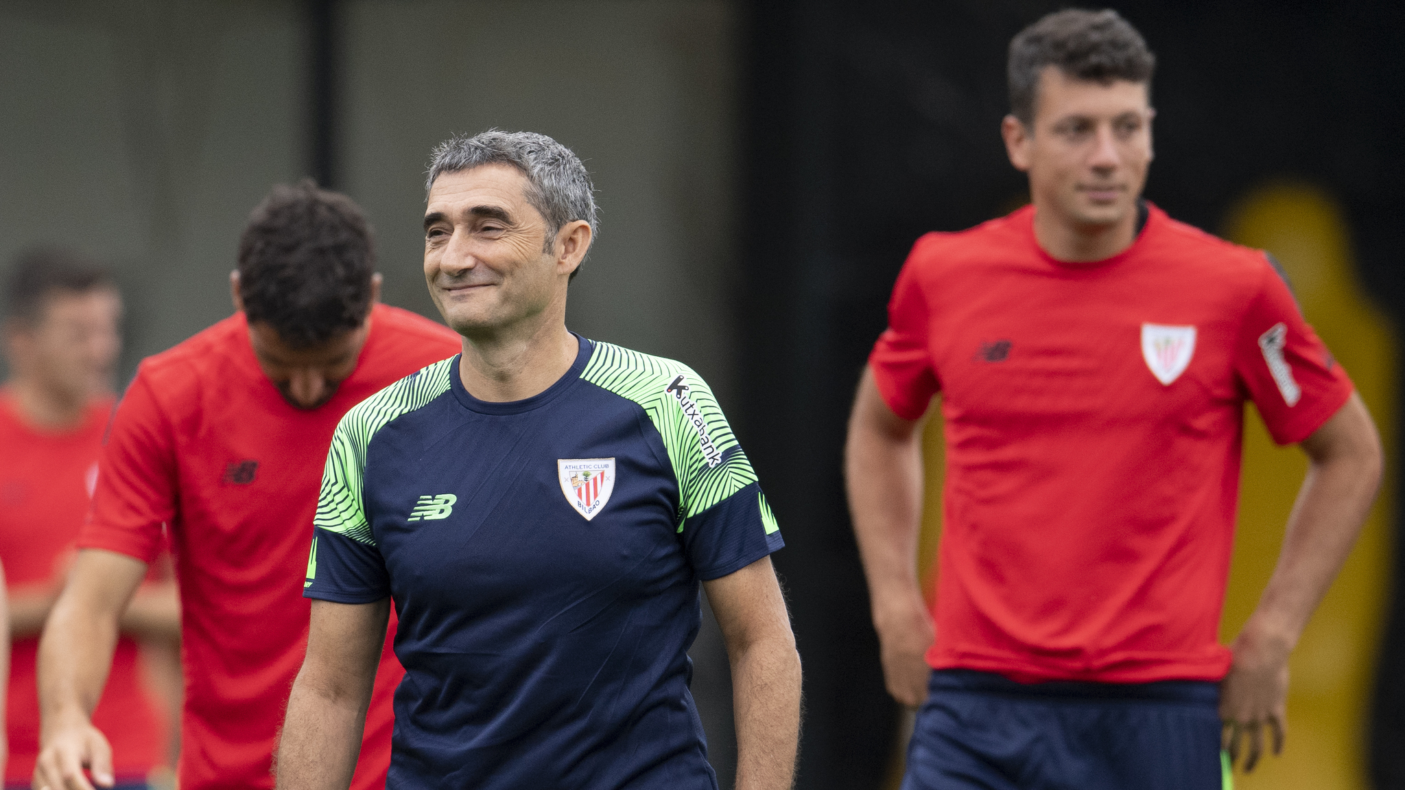 Valverde sonríe delante de sus jugadores antes de un entrenamiento. / ATHLETIC CLUB