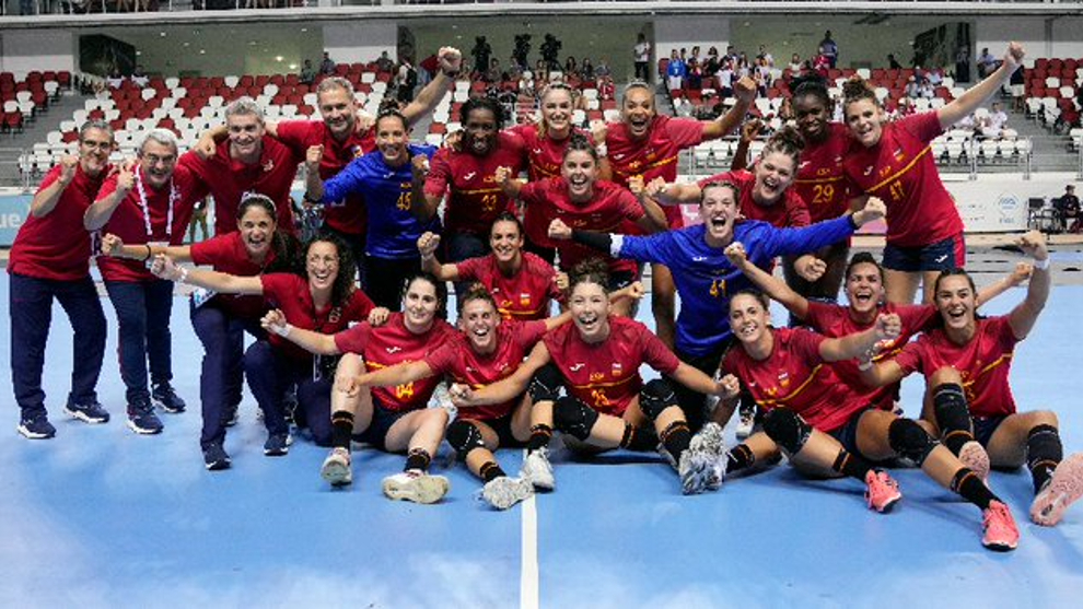 La selección española femenina celebra el oro en los Juegos Mediterráneos /