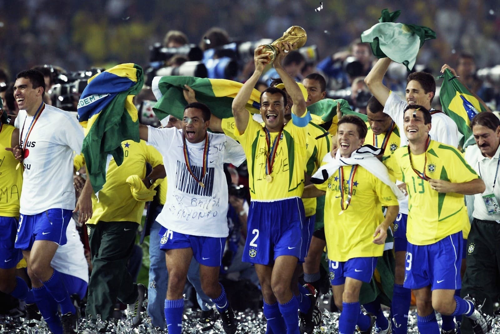 Cafú, con el trofeo de la Copa Mundial de la FIFA 2022