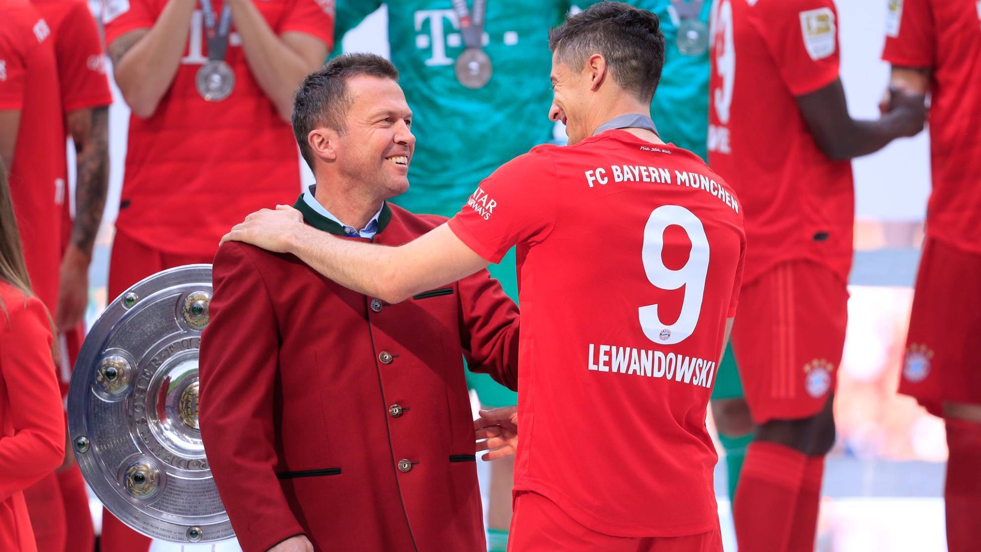 Matthäus felicitando a Lewandowski tras ganar la Bundesliga.