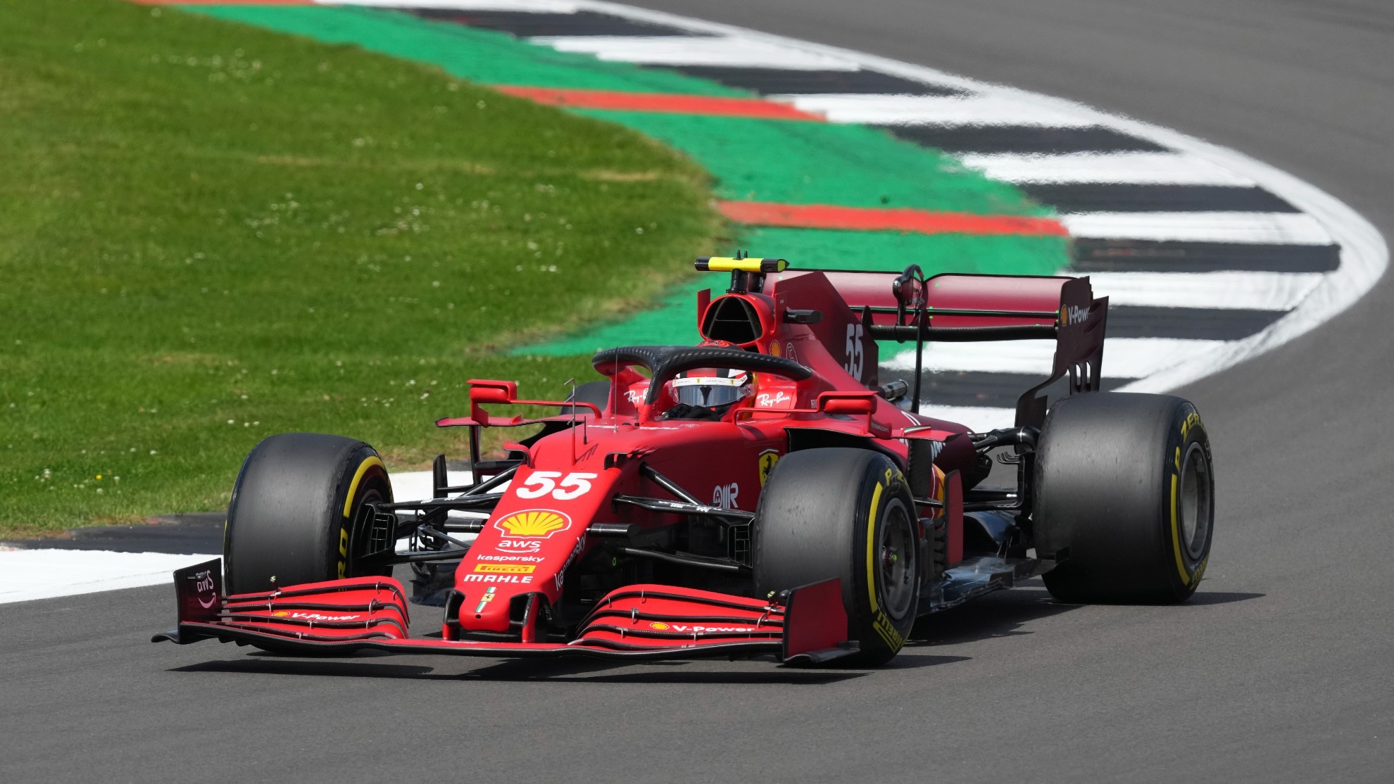 Carlos Sainz subido en su Ferrari