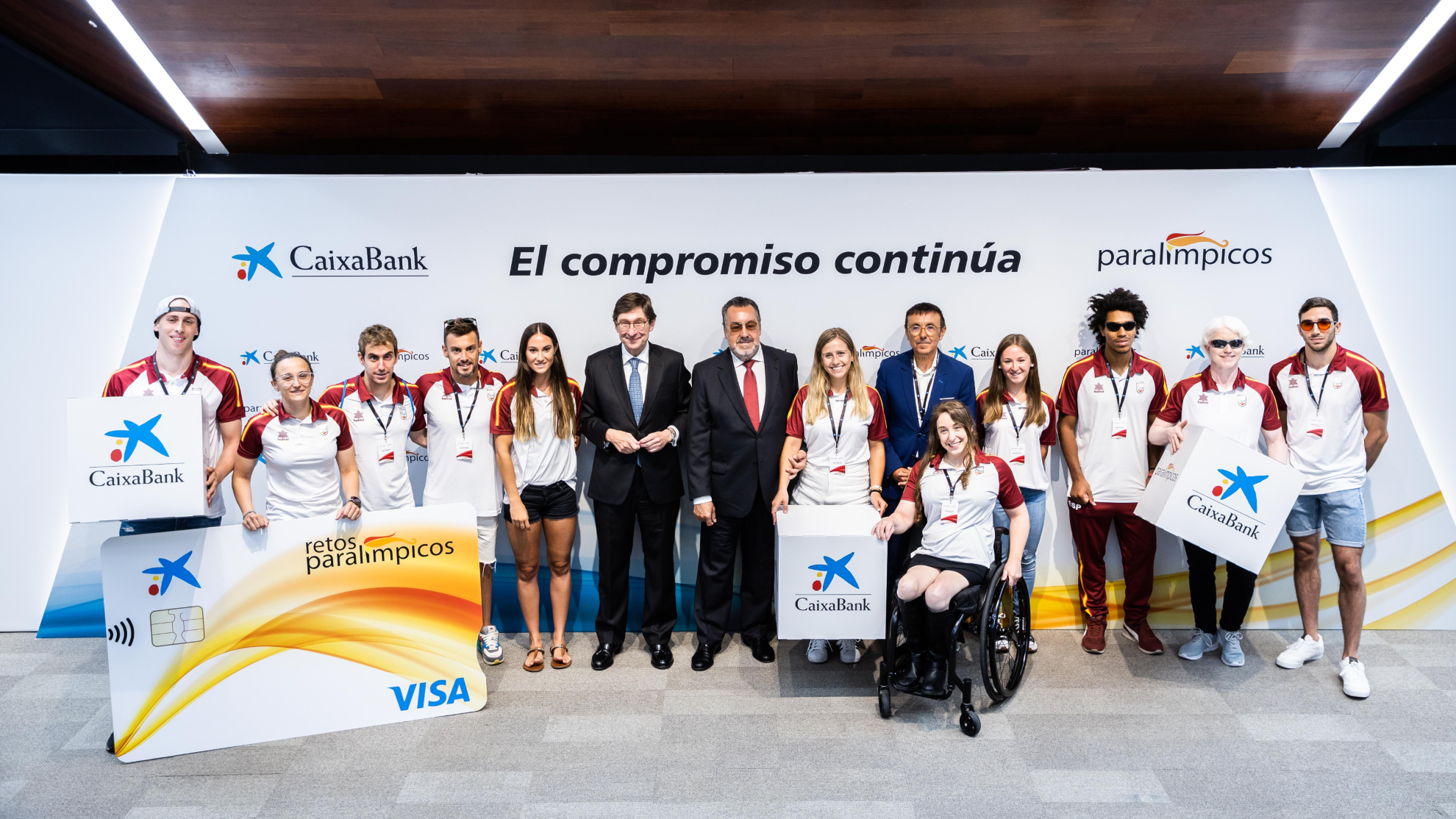 Goirigolzarri, Carballeda e Hidalgo junto a deportistas paralímpicos.