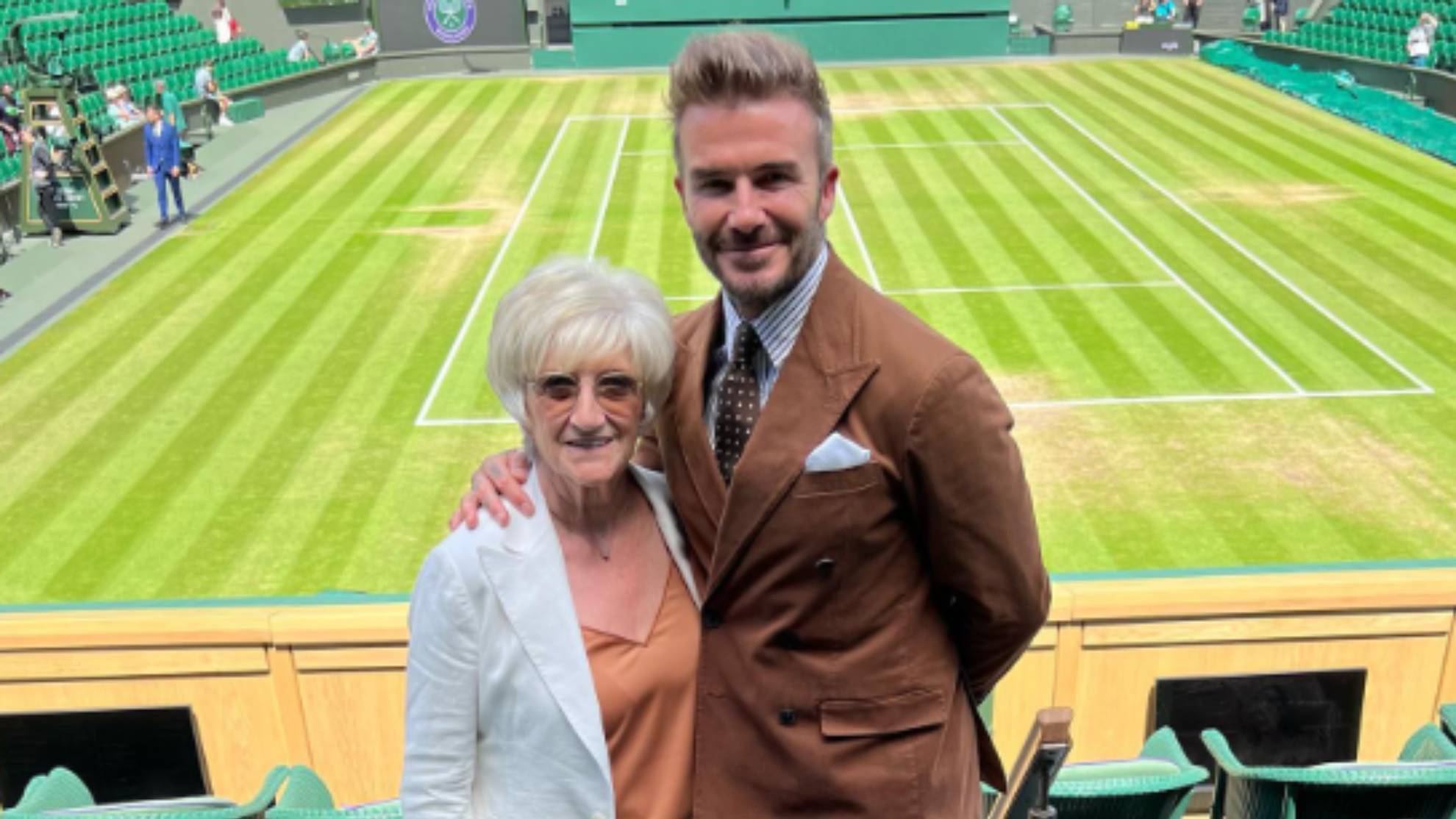 David Beckham, junto a su madre, este miércoles en Wimbledon.
