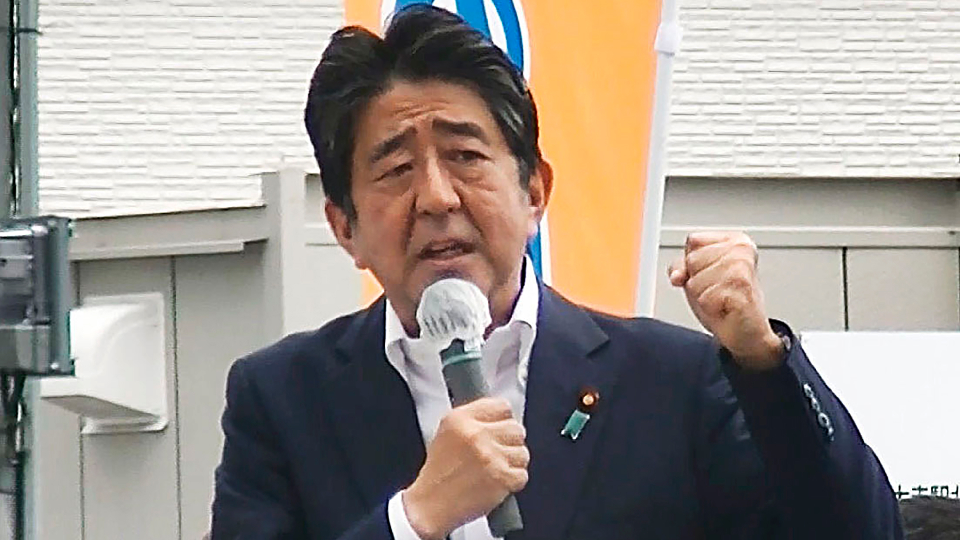 Shinzo Abe (67) dando un mitin durante la campaña electoral al parlamento de Japón.