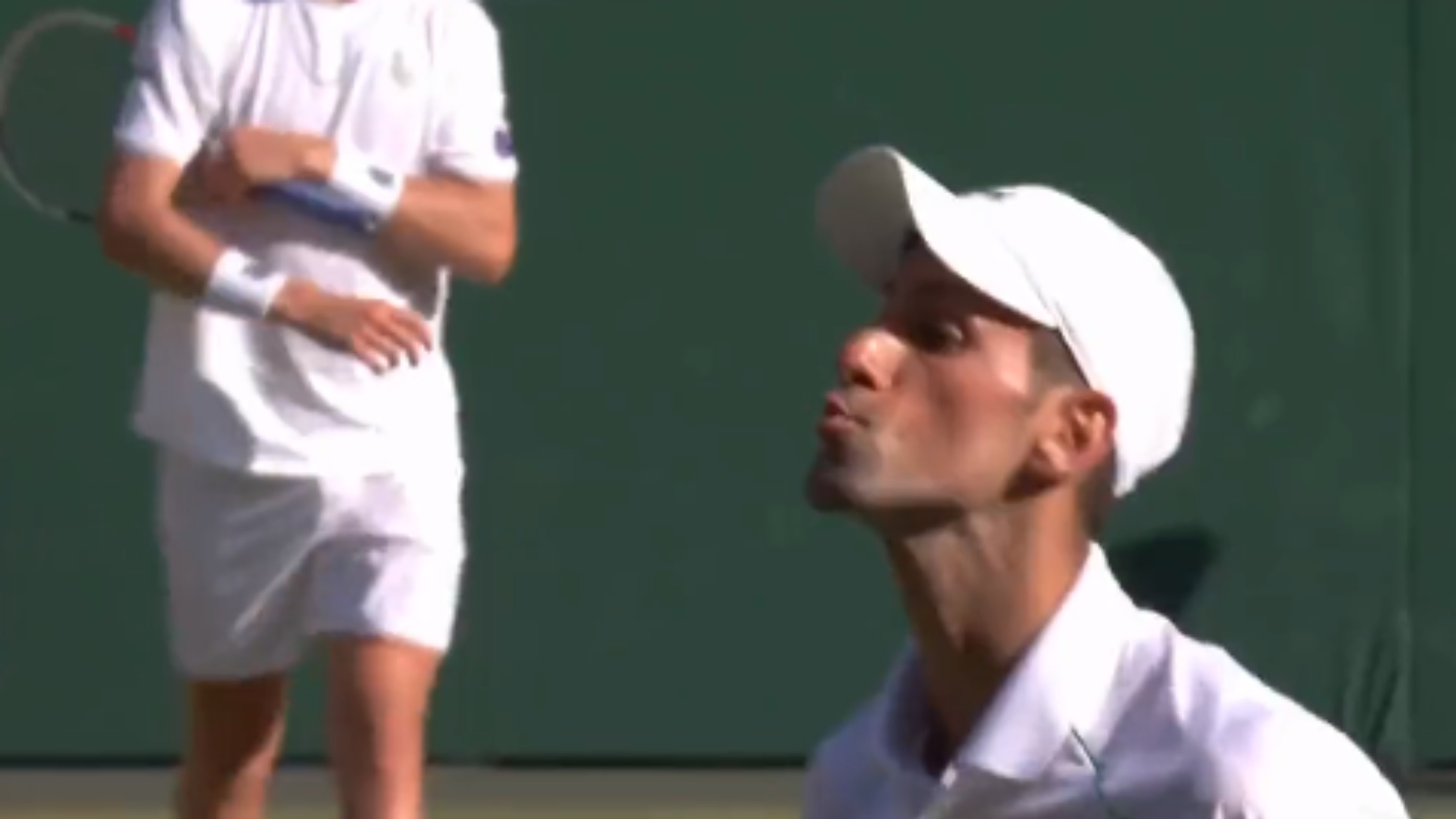 Se mete en la final y Djokovic hace estos polémicos gestos: ¿besitos para los que le abuchearon?