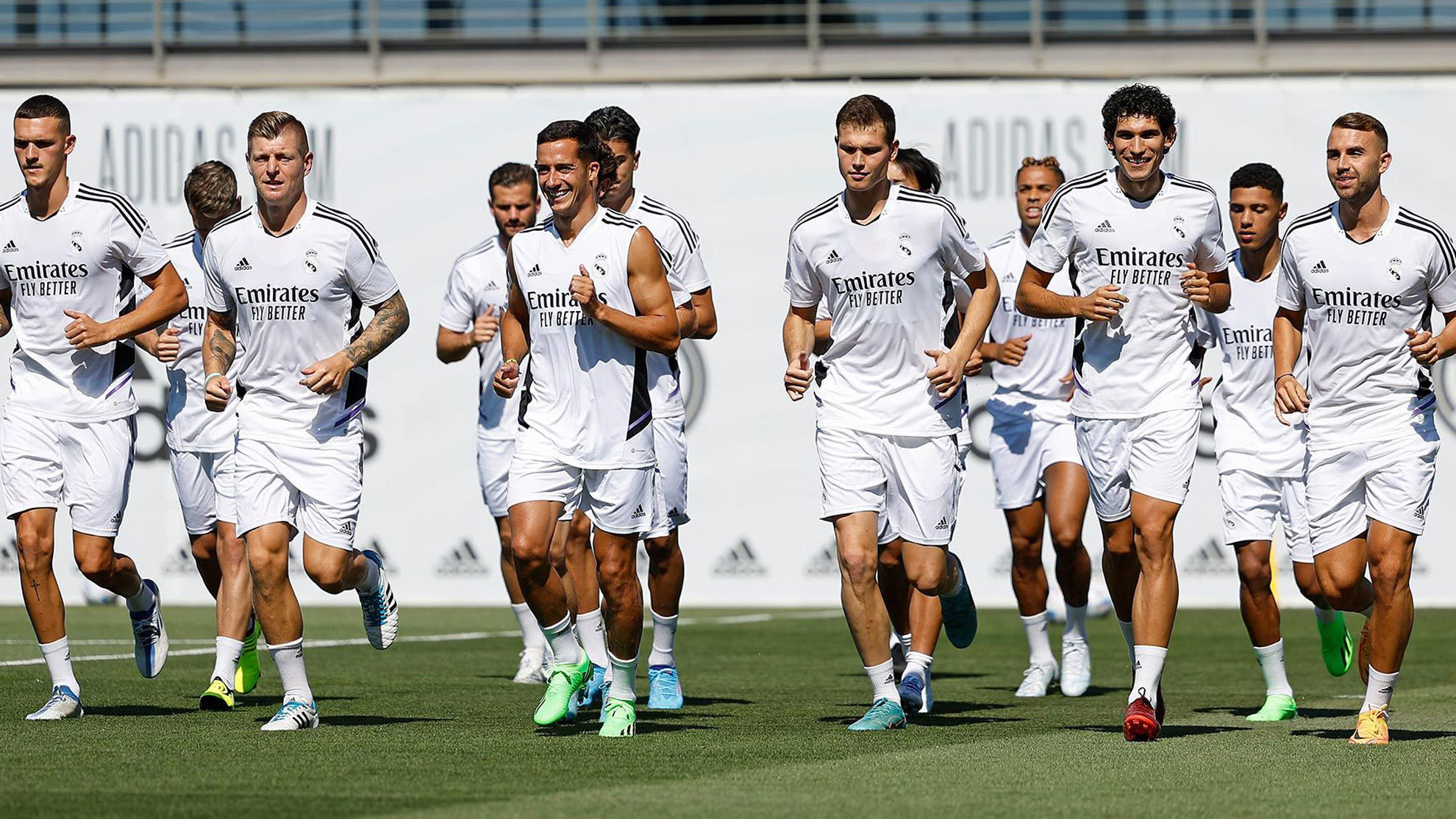 Los jugadores del Real Madrid trotan en su vuelta a los entrenamientos.