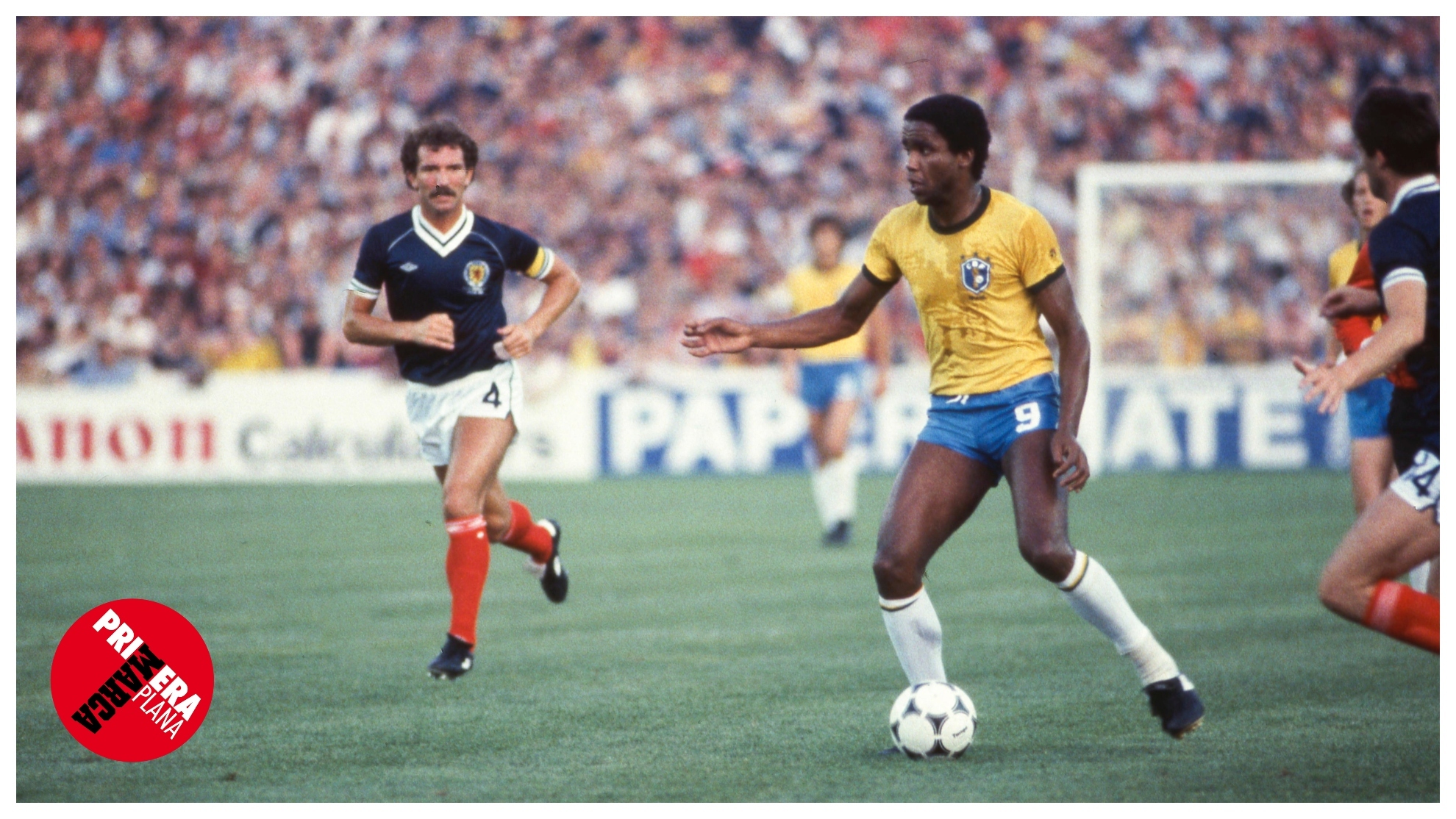 Serginho controla el balón en el partido Brasil-Escocia de la primera fase del Mundial 82.