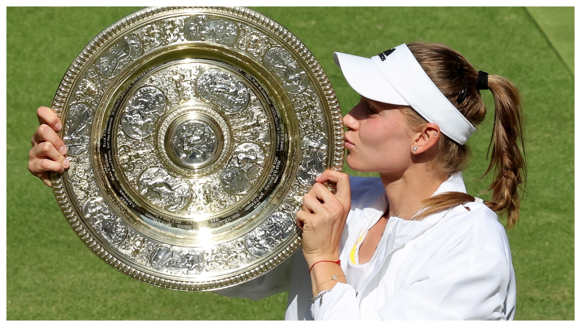 Rybakina besa el Venus Rosewater de Wimbledon