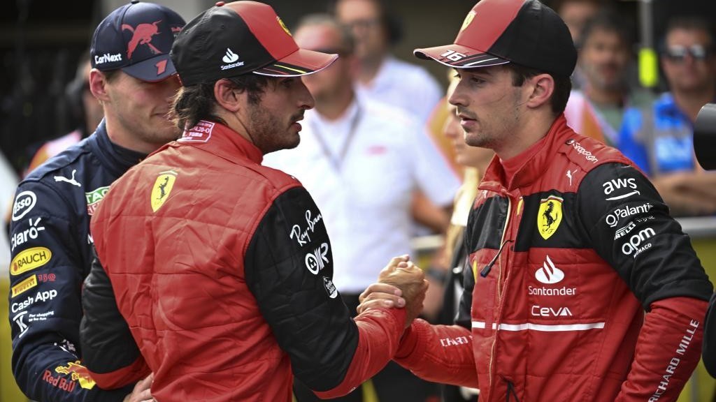 Tenso saludo entre Sainz y Leclerc después del Sprint del GP de Austria 2022