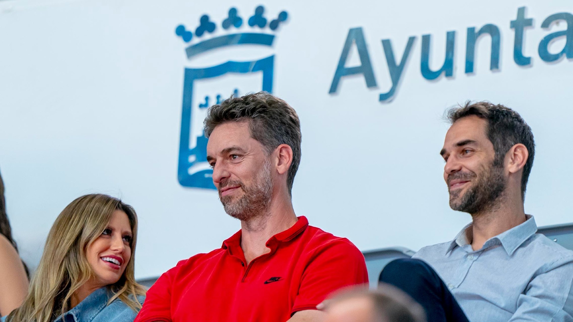 Pau Gasol (42) junto a su pareja y José Manuel Calderón viendo la semifinal de España del Mundial sub17