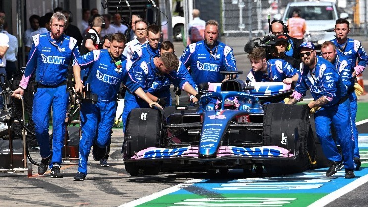 Alonso, empujado por sus mecánicos antes del Sprint del GP de Austria.