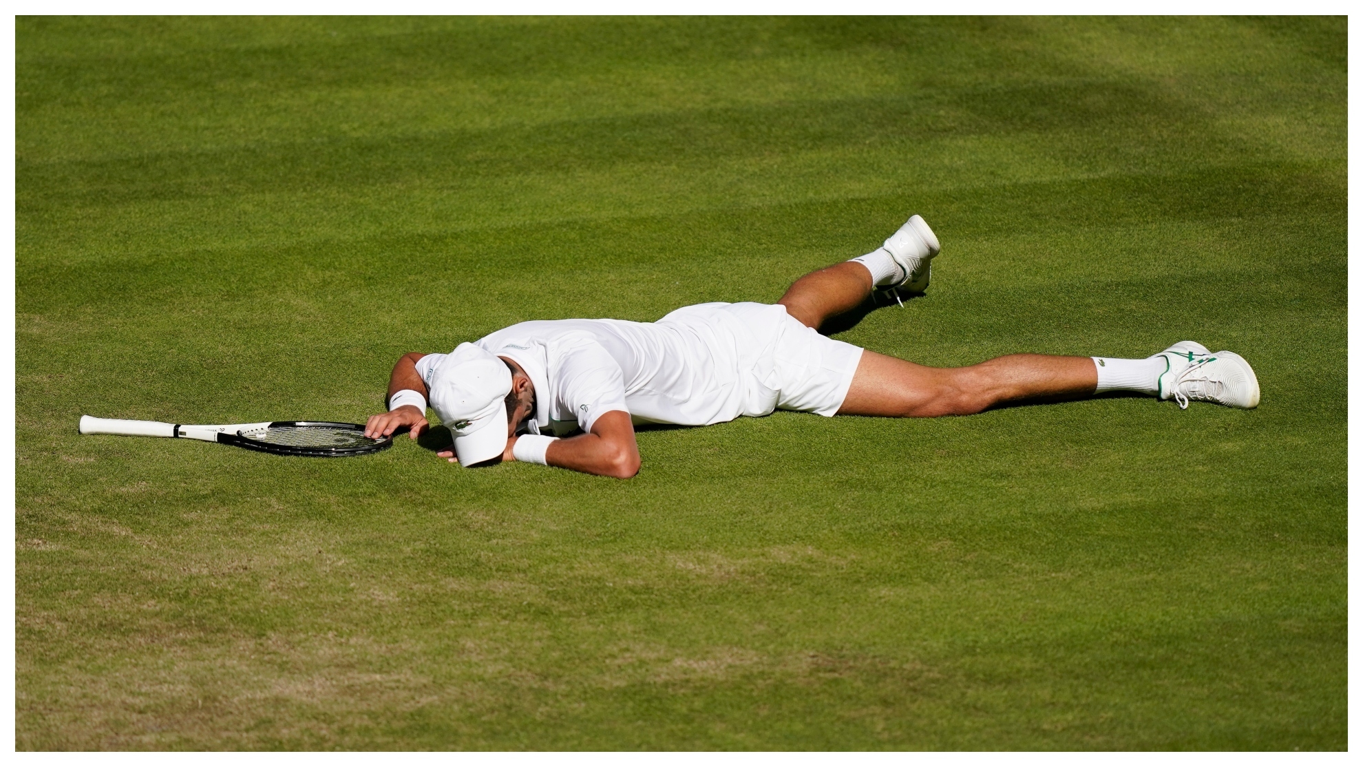 Djokovic, tumbado en la hierba