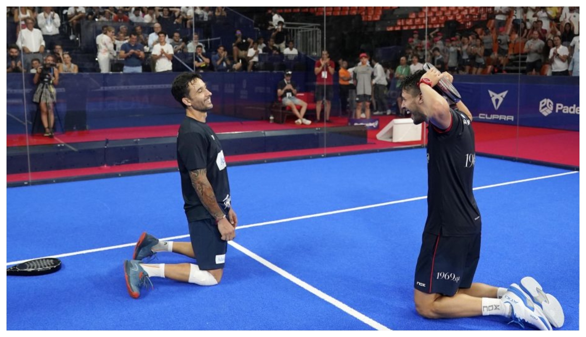 Sanyo y Tapia, de rodillas, tras consumarse su triunfo en el Valencia Open